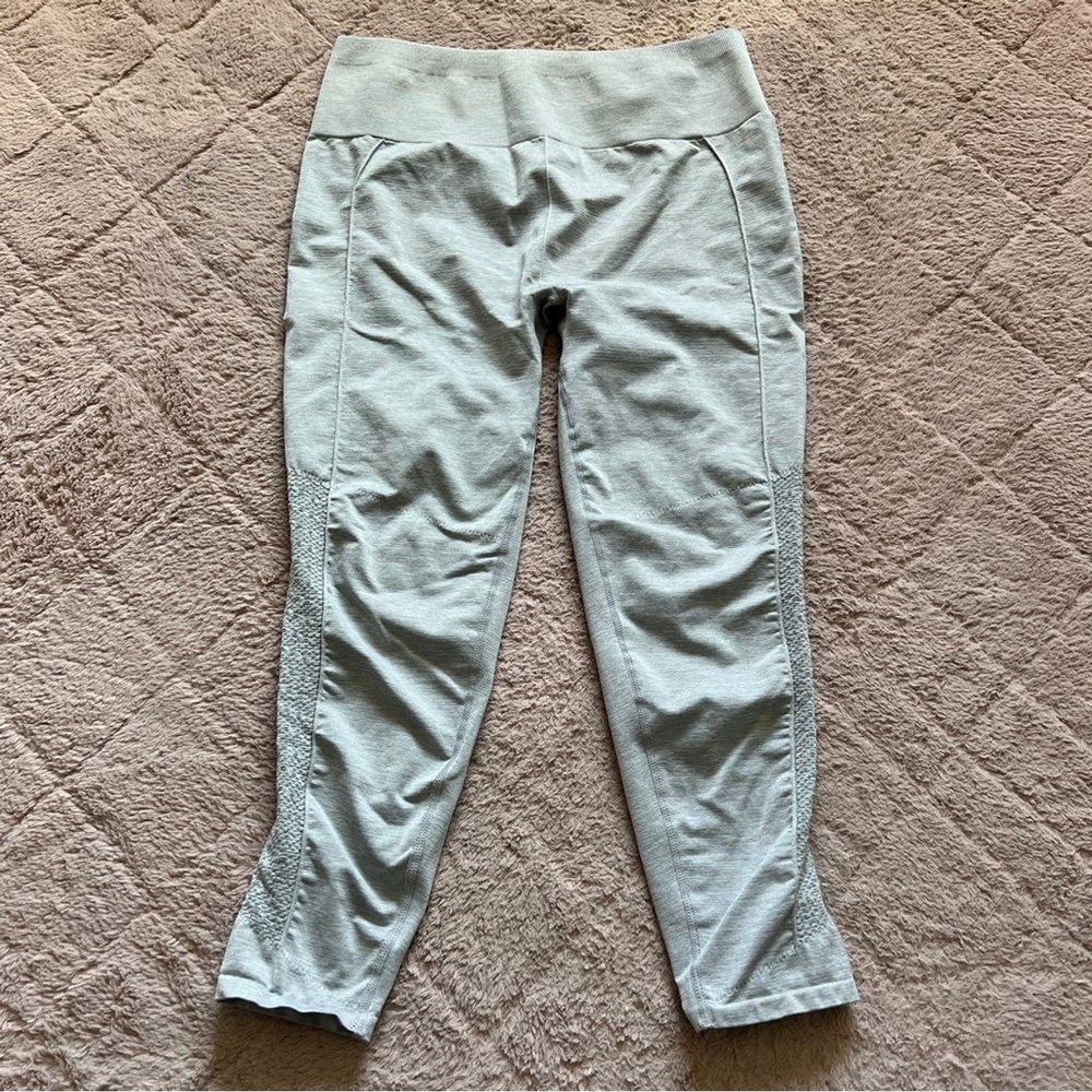 Fabletics Athletic Yoga Workout Capri Leggings Gym Athleisure Pilates Size L